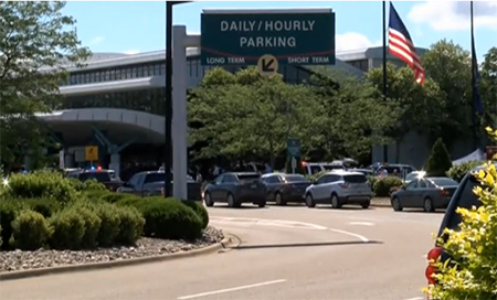 Evacúan un aeropuerto en estado de Míchigan por apuñalamiento a un policía 